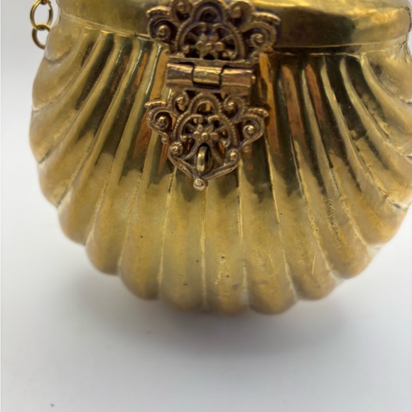 Vintage 1920-1940 Brass Shell-Shaped Clutch - Picture 3 of 11